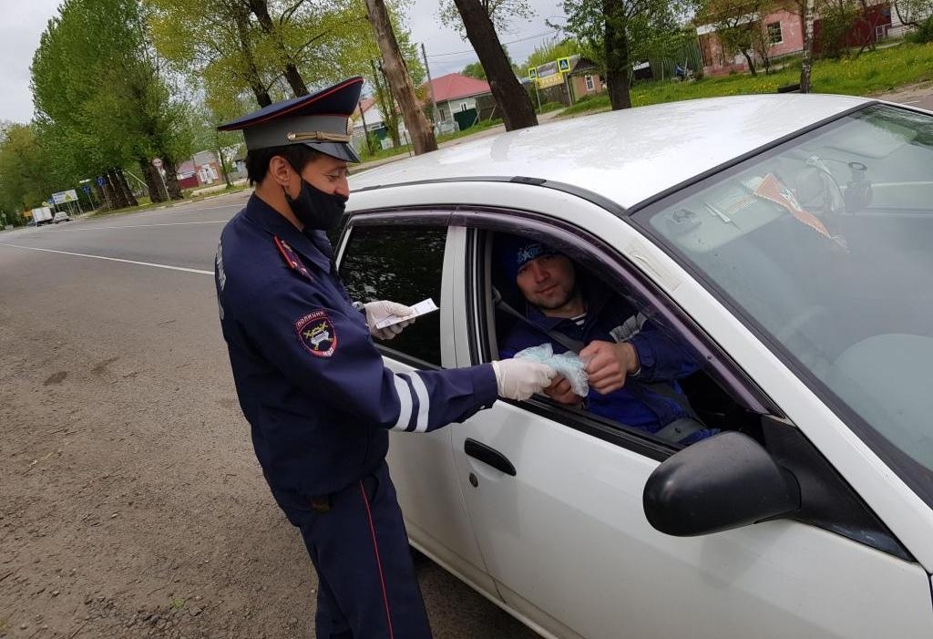 В Карачеве сотрудники ГИБДД вручают водителям средства защиты