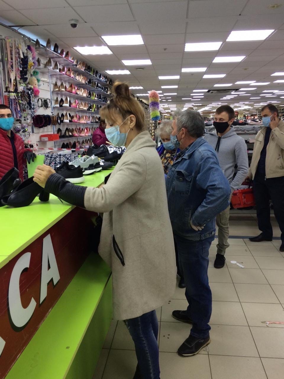 Пять магазинов и парикмахерскую закрыли в Брянской области за нарушения режима