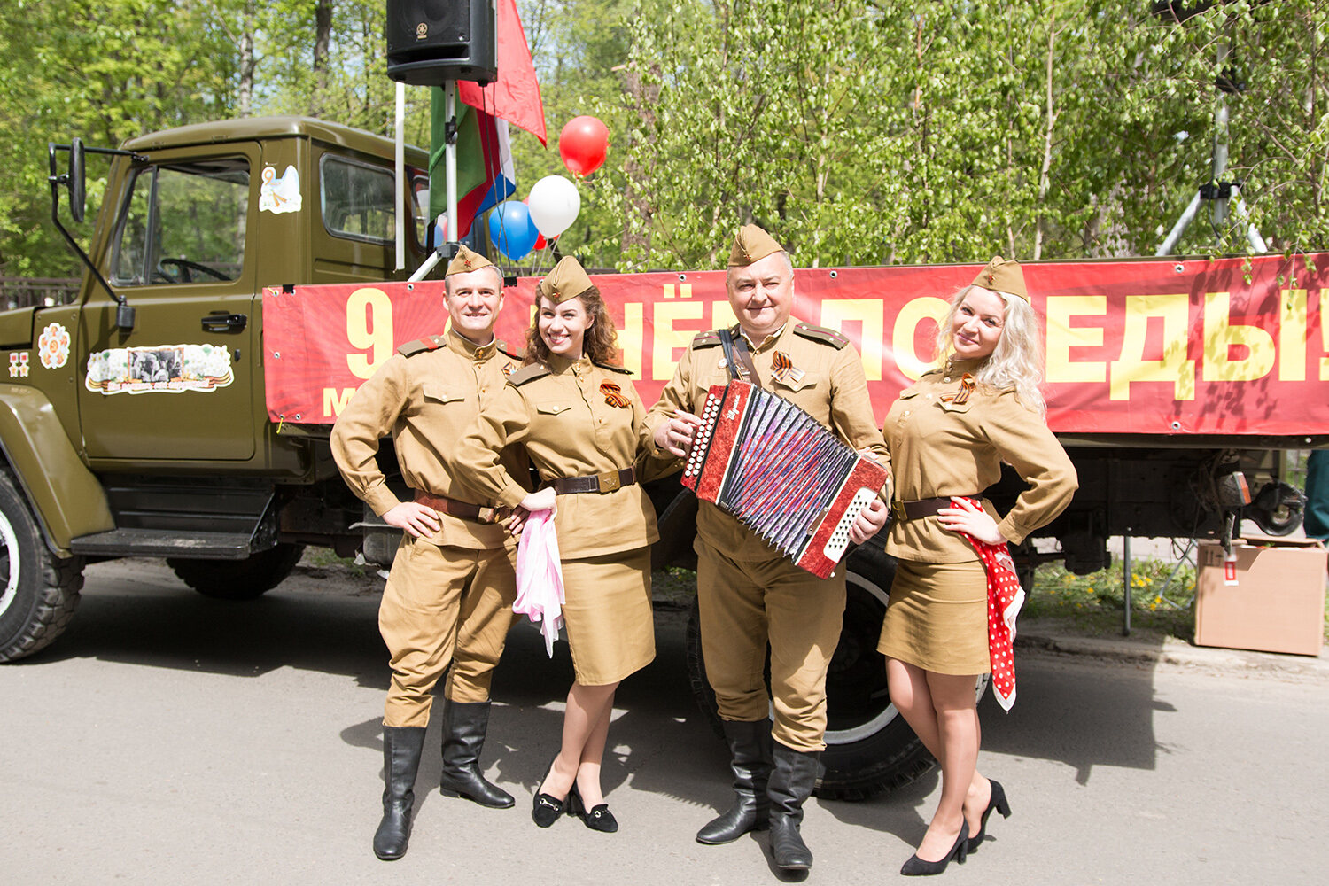 В Брянске таможенники поздравили ветеранов песнями военных лет. Пели хором