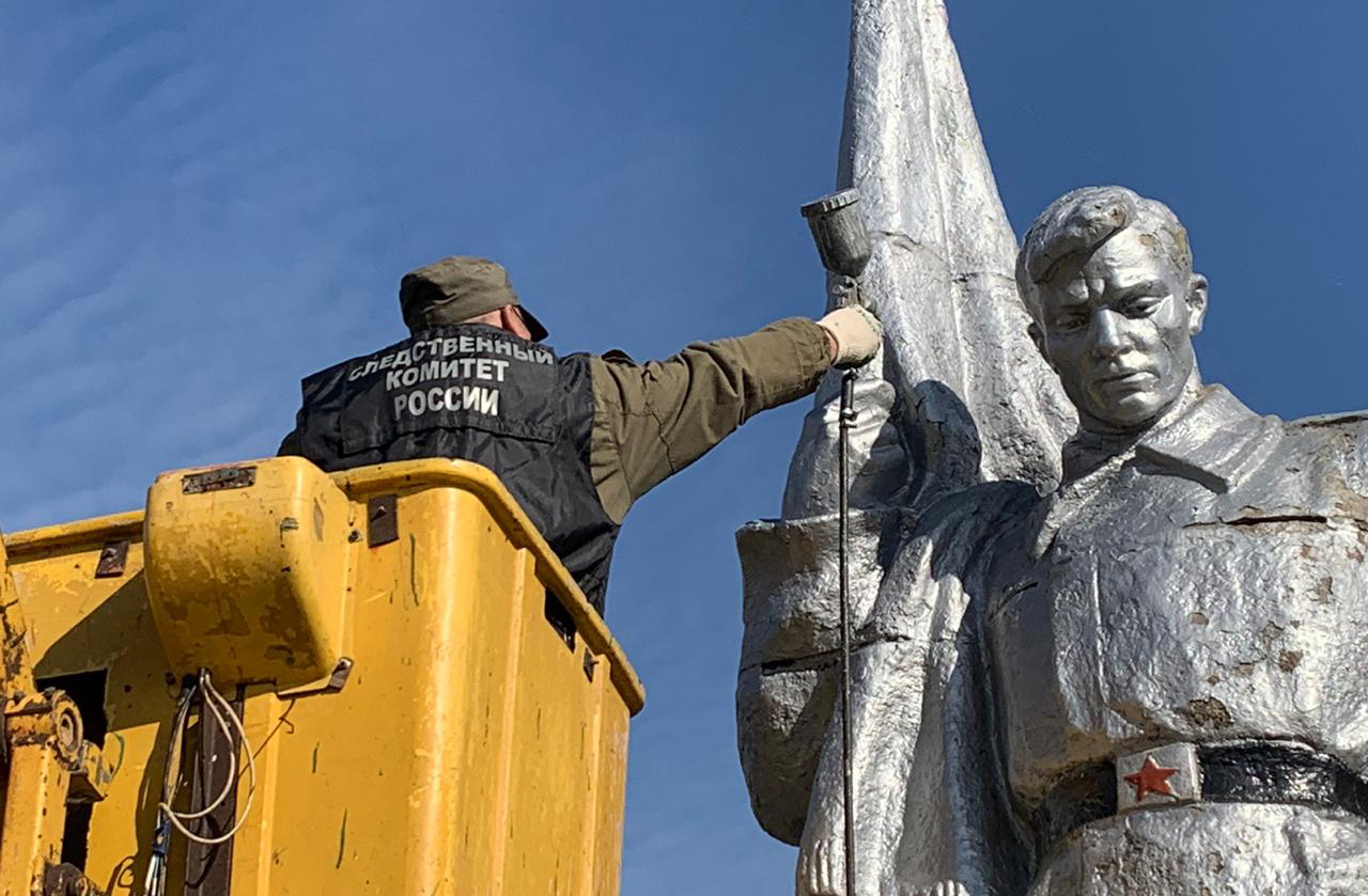 В Мглине мемориал воинам-освободителям обновили к празднику унечские следователи
