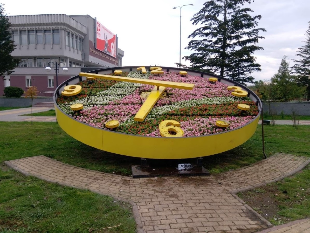 Часы на брянской набережной вновь стали «цветочными»