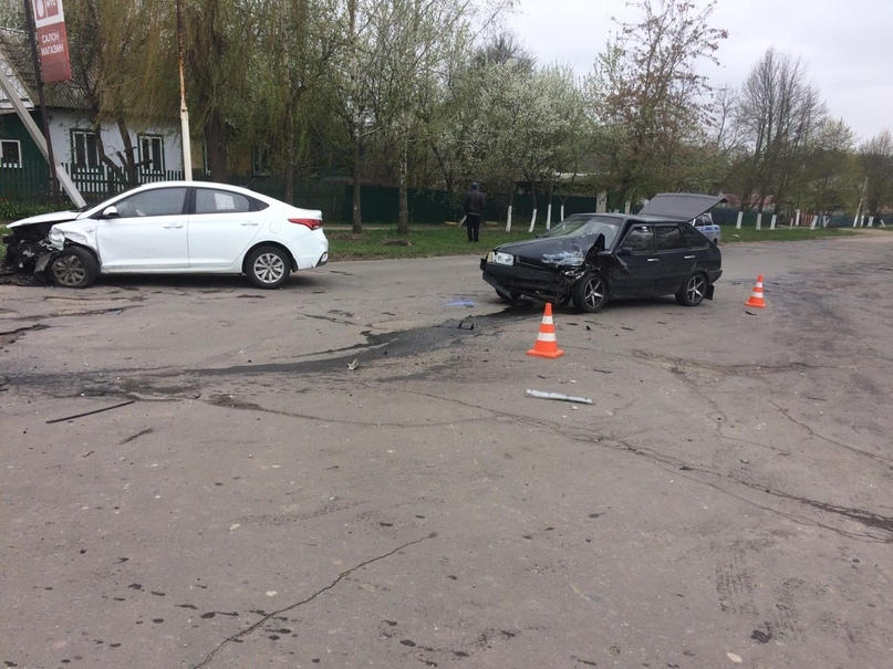 В Брасовском районе на пустой улице столкнулись две легковушки