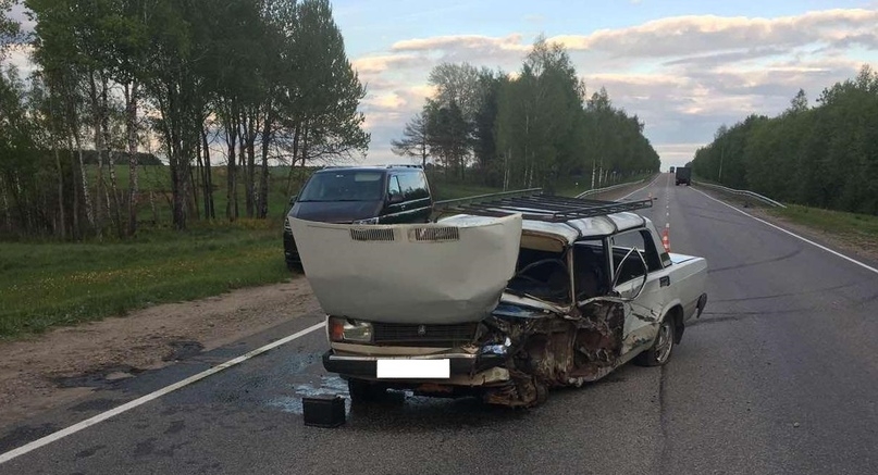 На брянской трассе в Жуковском районе ВАЗ на встречке столкнулся с КамаАЗом