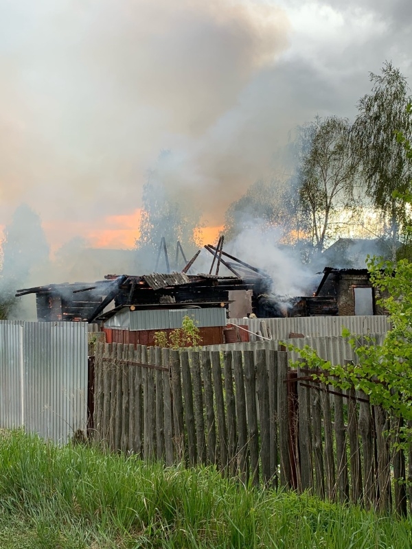 Вечером в Брянске сгорел заброшенный частный дом