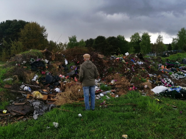 Ликвидируемая возле кладбища в Дарковичах свалка выросла в объемах