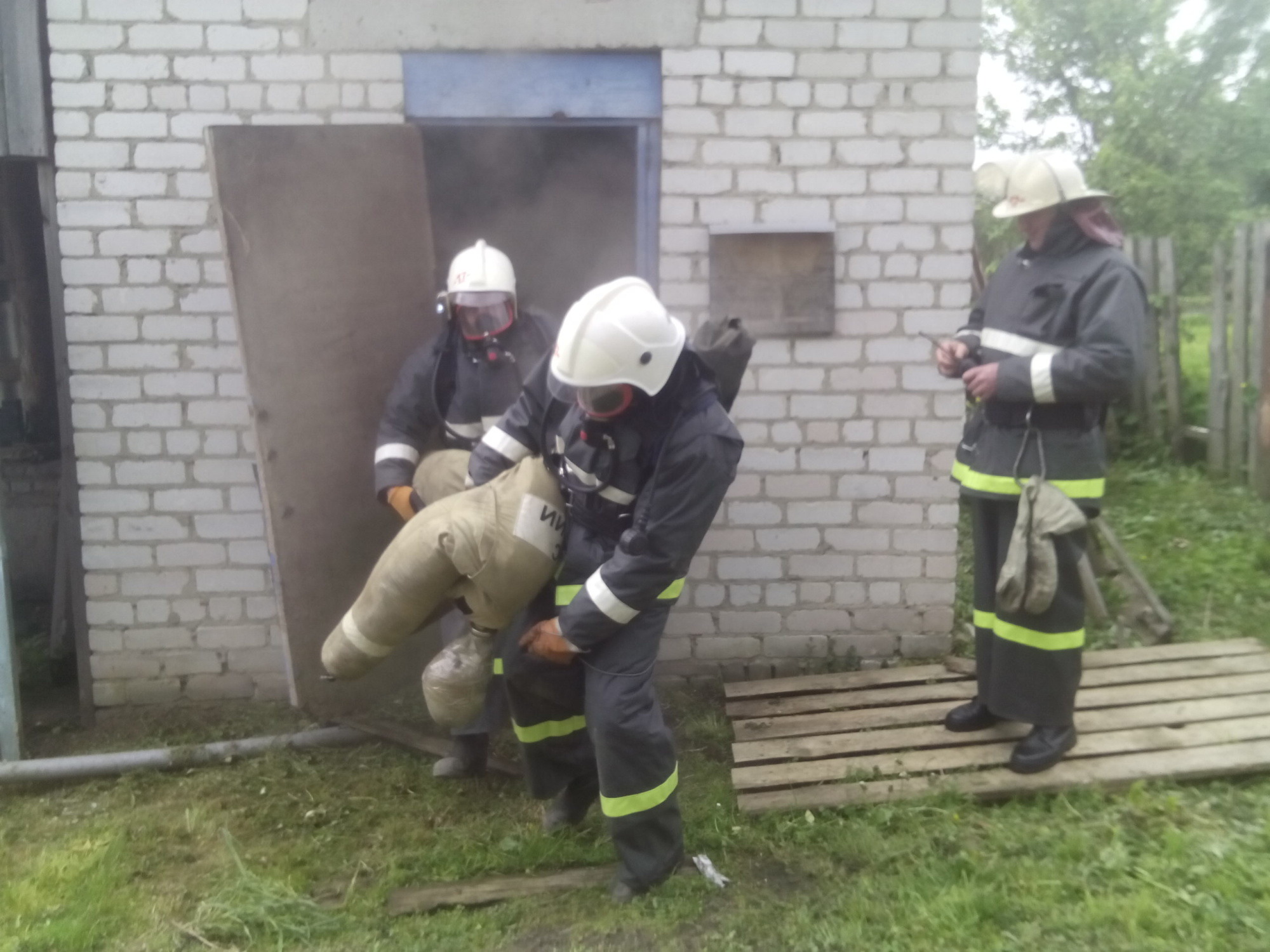 Севских спасателей испытали в газодымокамере