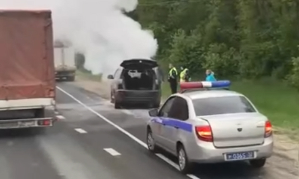 На брянской трассе под Почепом загорелся автомобиль (видео)