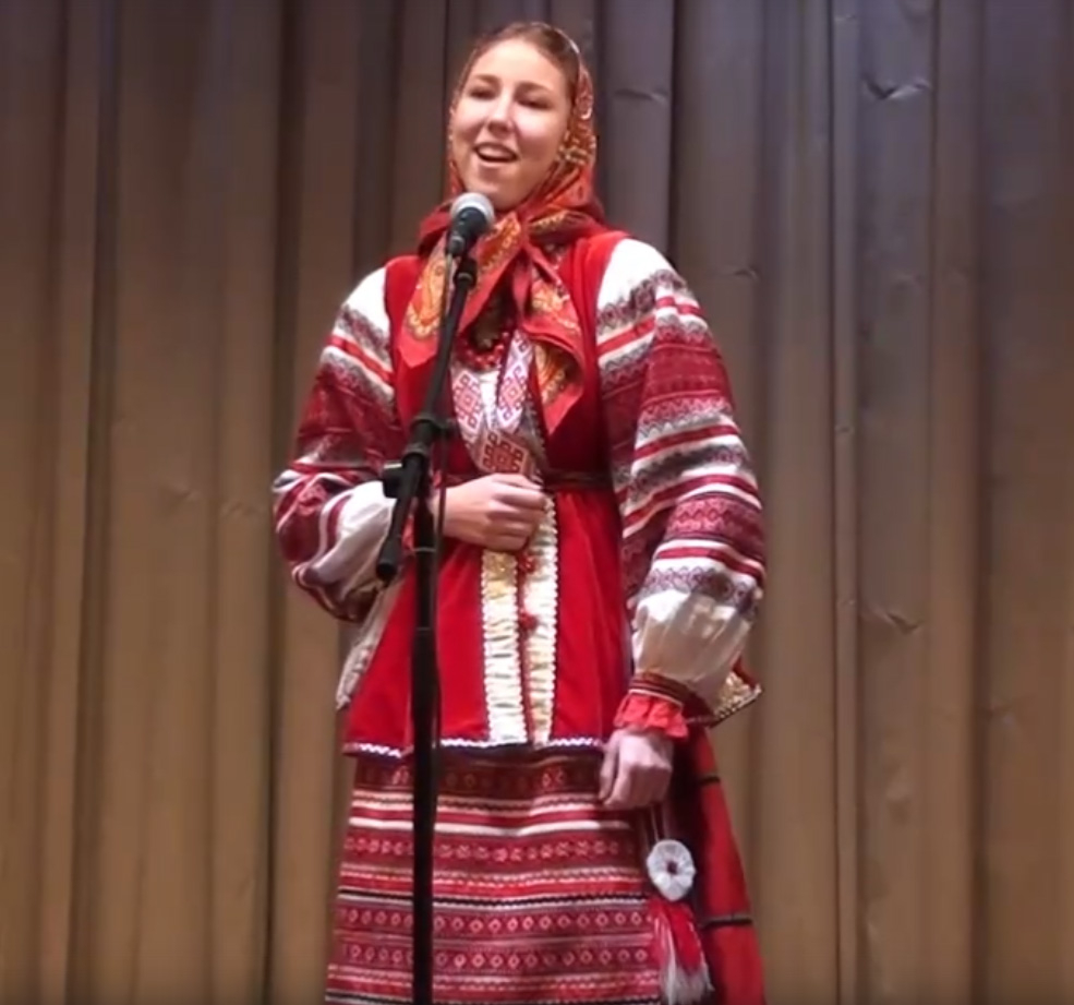 Юная исполнительница из Брянска с шуточной песней стала призером фольклорного конкурса (видео)