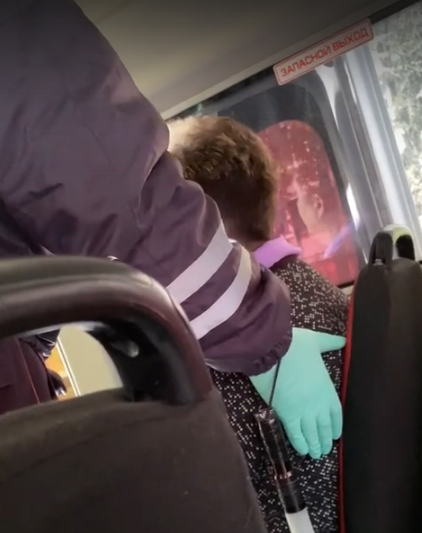 Скандал в брянской маршрутке: сотрудники ГИБДД заставили женщину без маски покинуть автобус