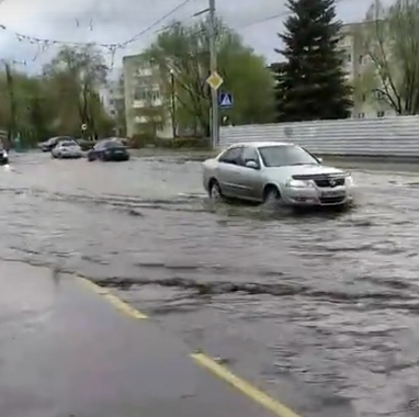 Брянская Володарка после дождя ушла под воду