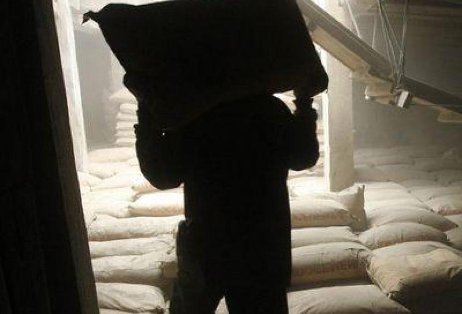 Селянин вынес со склада в Севском районе 300 килограммов зерна