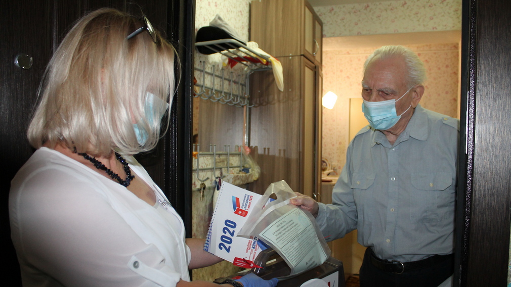 95-летний ветеран из Стародуба проголосовал по поправкам в Конституцию на дому