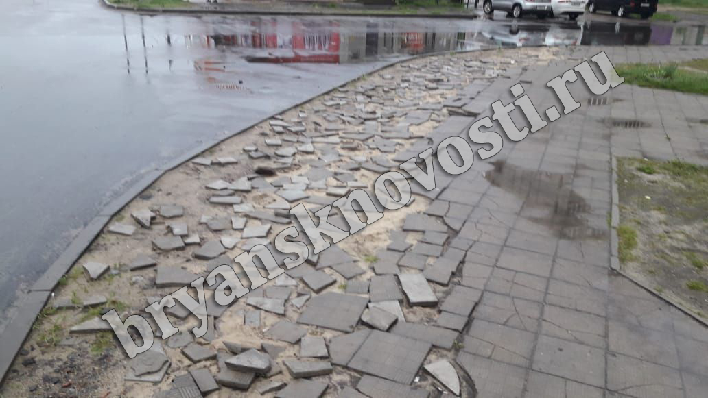 Не упал, так споткнулся: разрушенная плитка в Брянске вредит пешеходам