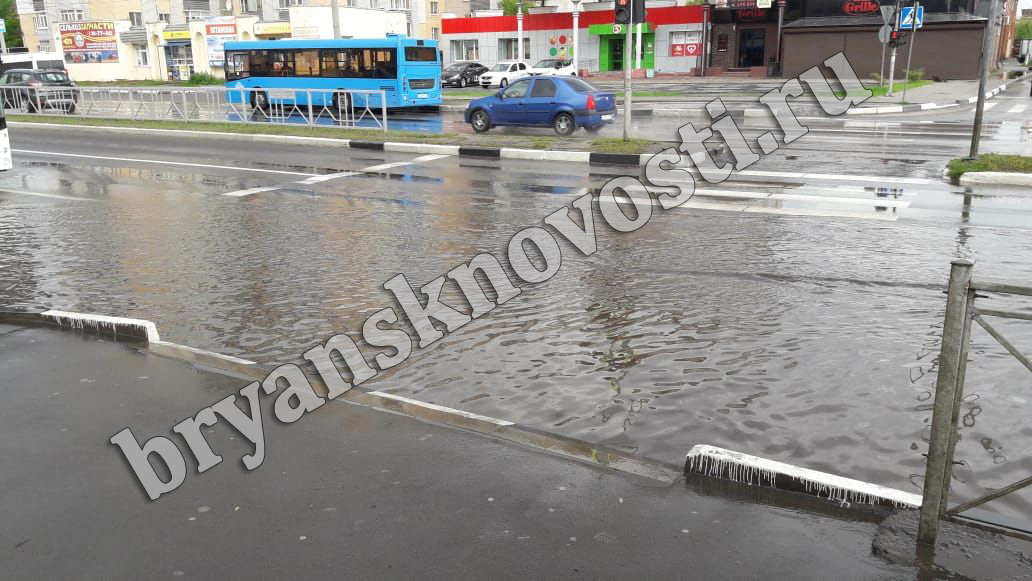Пешеходный переход на Мясокомбинате в Брянске ушел под воду