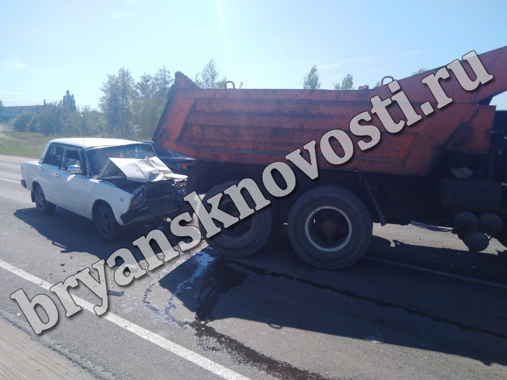 Разрыв почки: под Новозыбковом легковушка влетела в грузовик