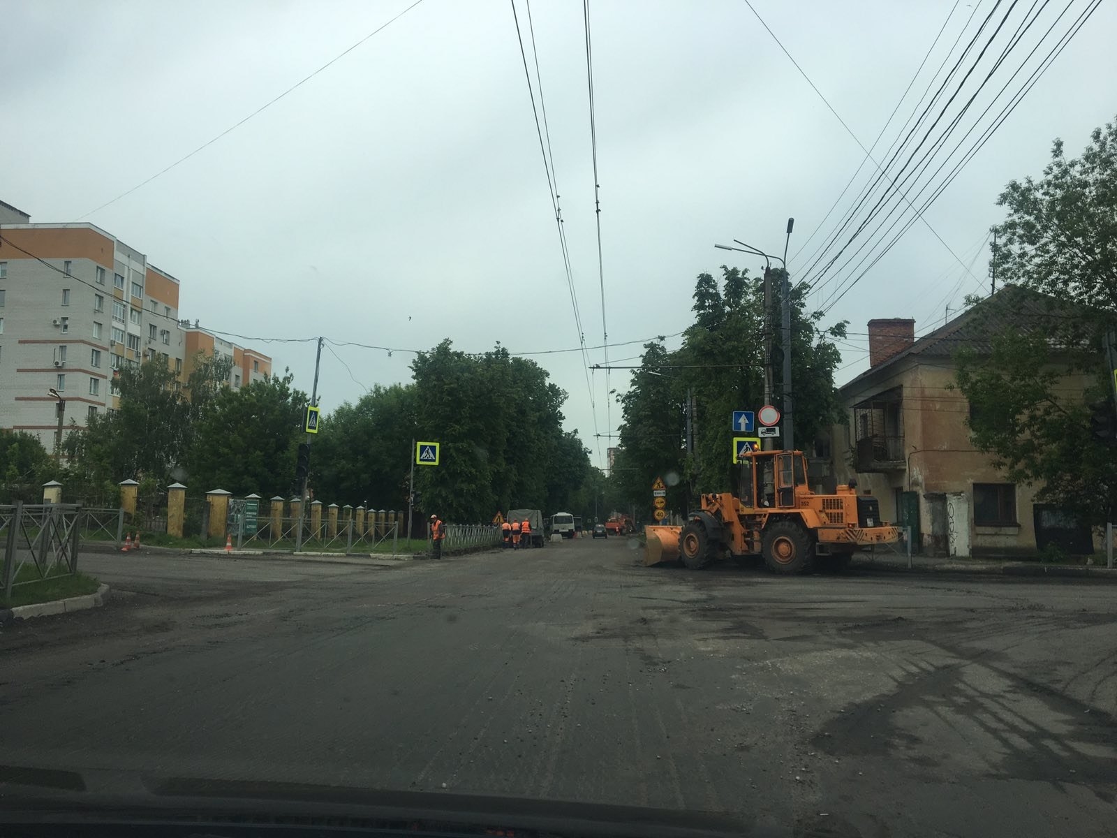 В Брянске ремонт дорог тормозит замена десятков канализационных люков
