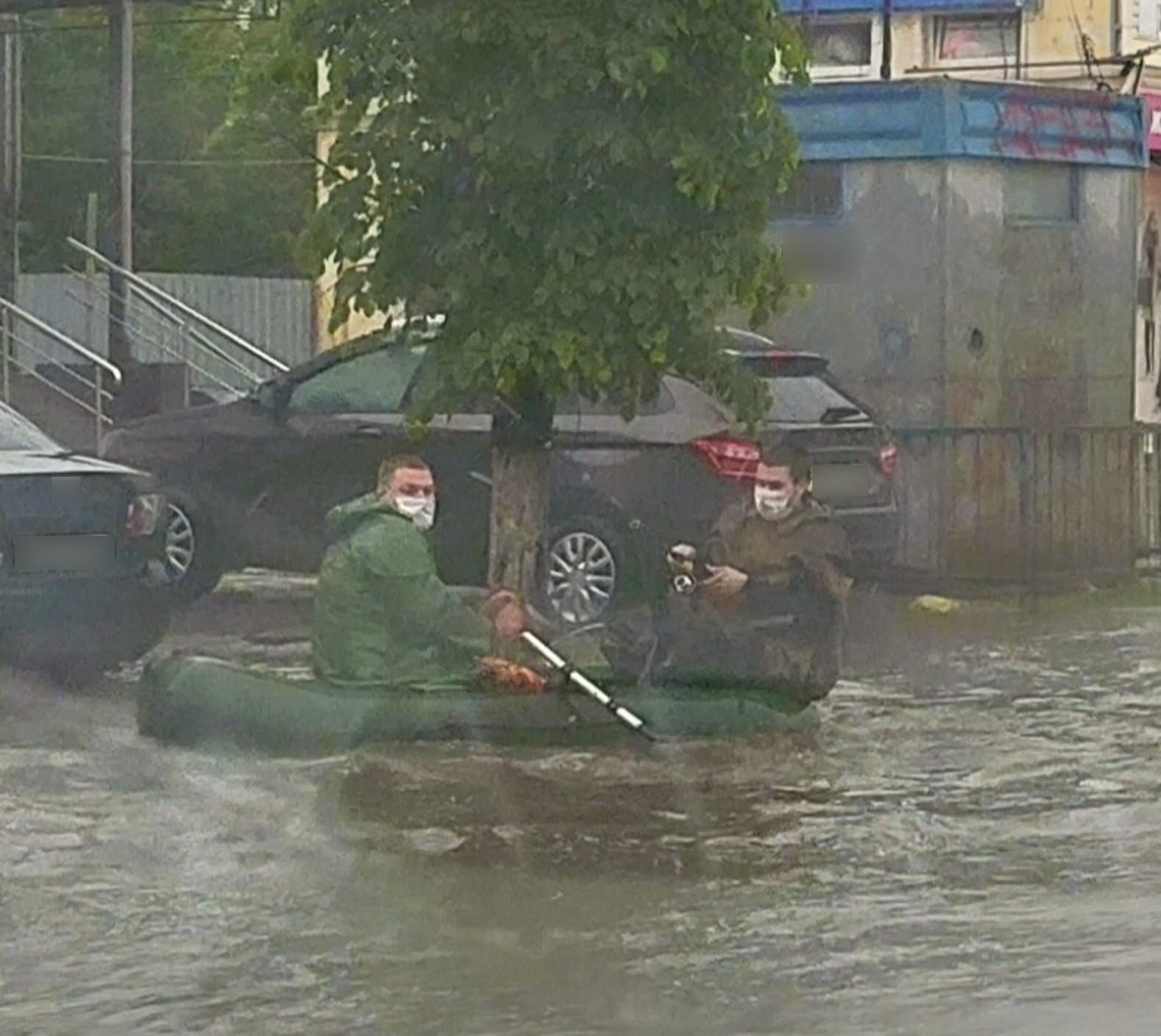 «Заплыв нормальный» – после дождя по Брянску стали ездить на лодках (видео)