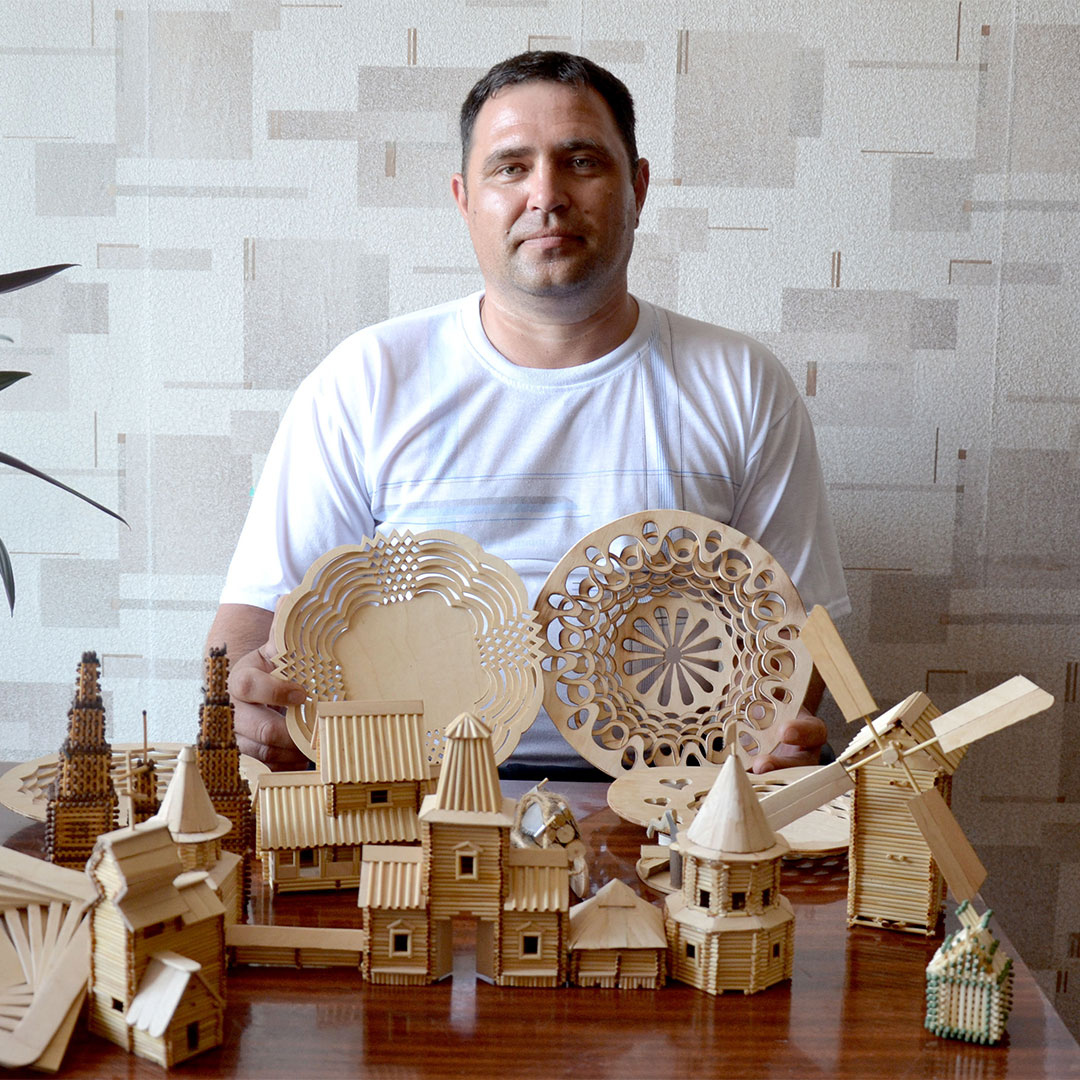 Брянский умелец мастерит храмы из деревянных шпажек