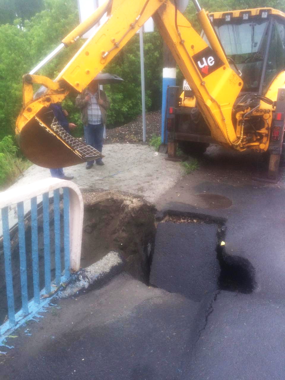Ливневые потоки повредили участок на Черметовском мосту в Брянске
