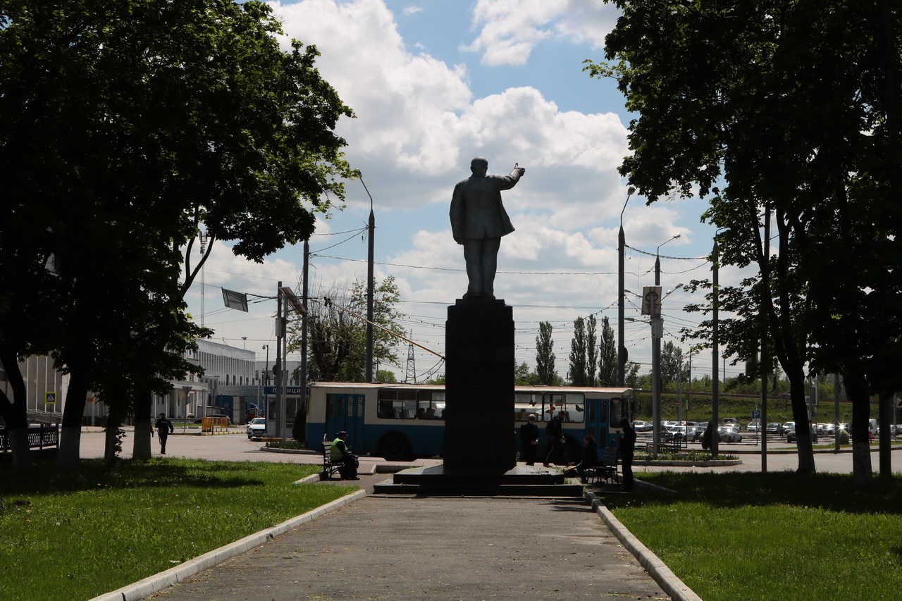 110 дней: облезлый фонтан и старые скамьи у Брянск-1 демонтируют. Столица региона получит современную привокзальную площадь