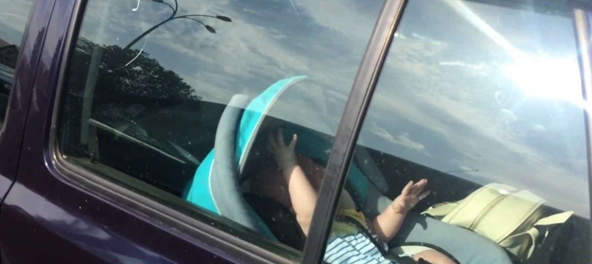 Брянских водителей попросили не оставлять детей в салоне авто в жару