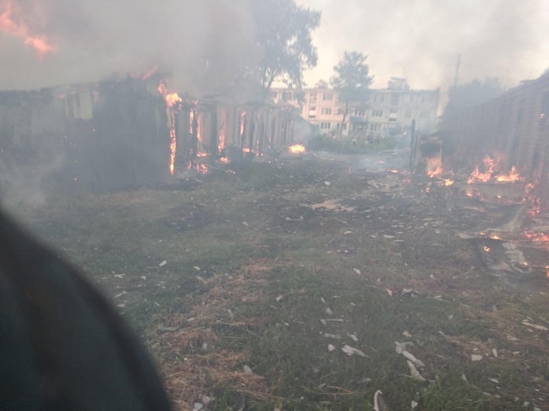 В Дятьковском районе горело жарко: блок сараев уничтожен огнем