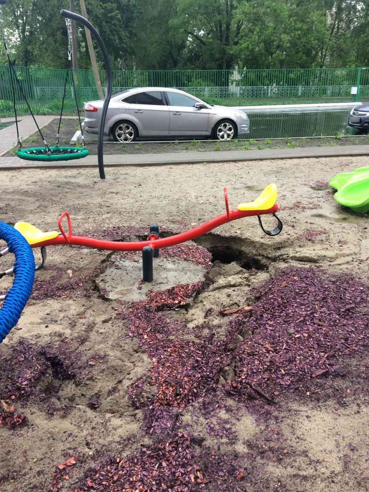 На детской площадке в брянской новостройке провалился грунт
