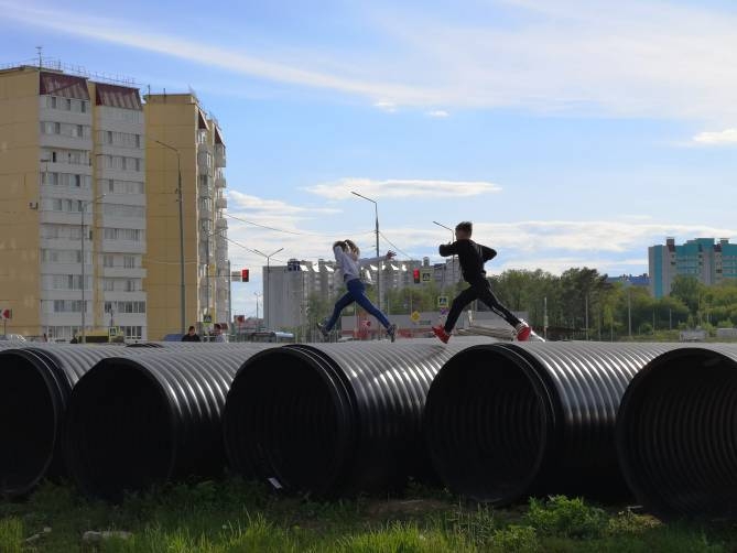 В Брянске заметили бегающих по огромным трубам детей