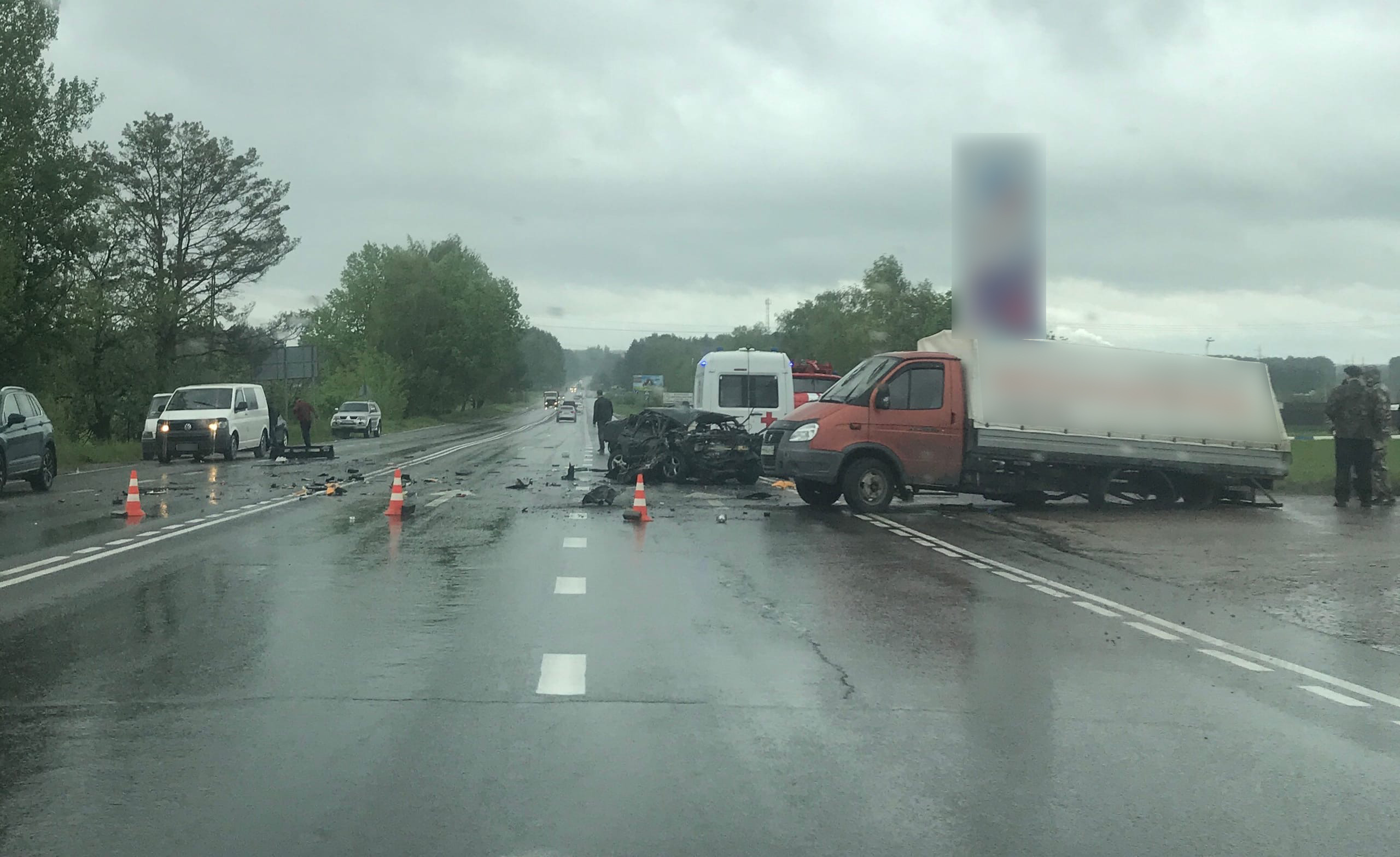 У «Газели» вырвало мост, легковушка всмятку – жуткая авария в Брянской области (видео)