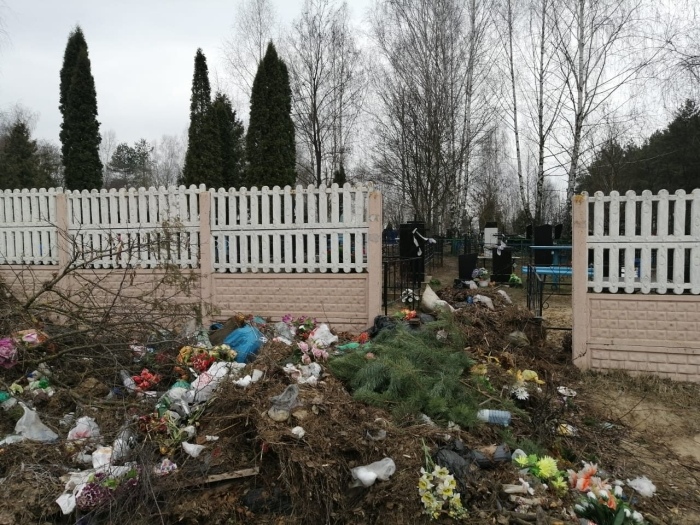 Клинцовские власти заставят убрать свалки на кладбищах