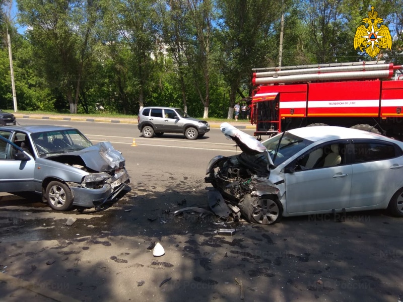 В Брянске три легковушки попали в аварию. Все водители госпитализированы