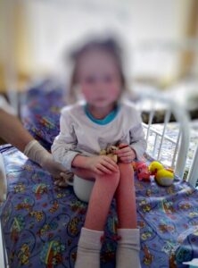 Найденная в Брянске семилетняя девочка весила девять килограммов