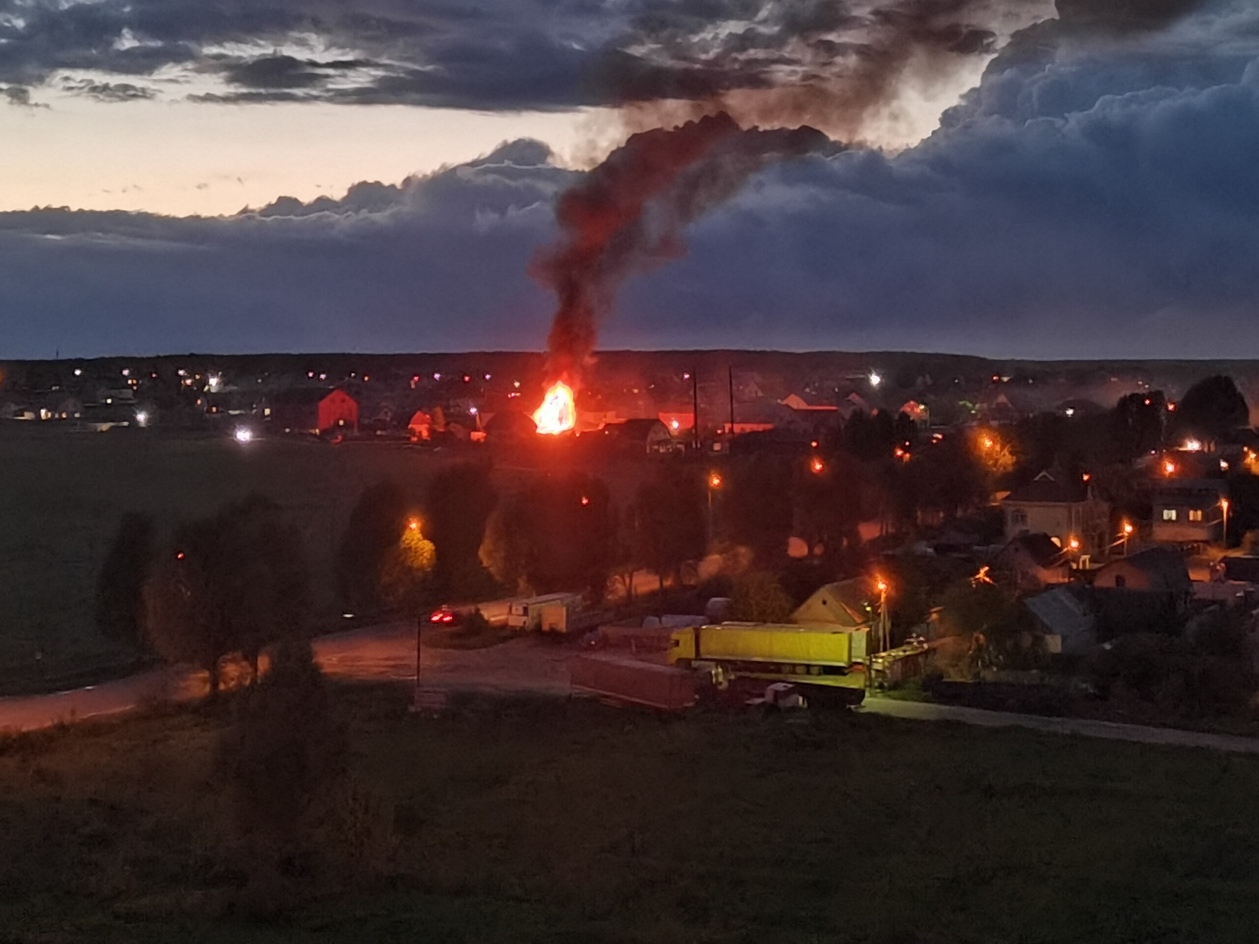Брянские огнеборцы потушили крупный пожар в Чайковичах (видео)