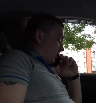 Таксист из Брянска отказался везти темнокожего студента (видео)