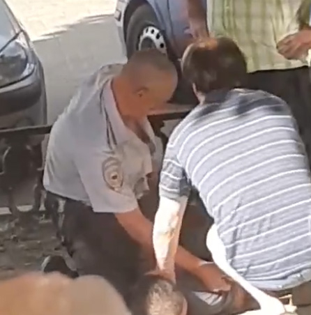 В Брянске сняли на видео нападение на полицейского