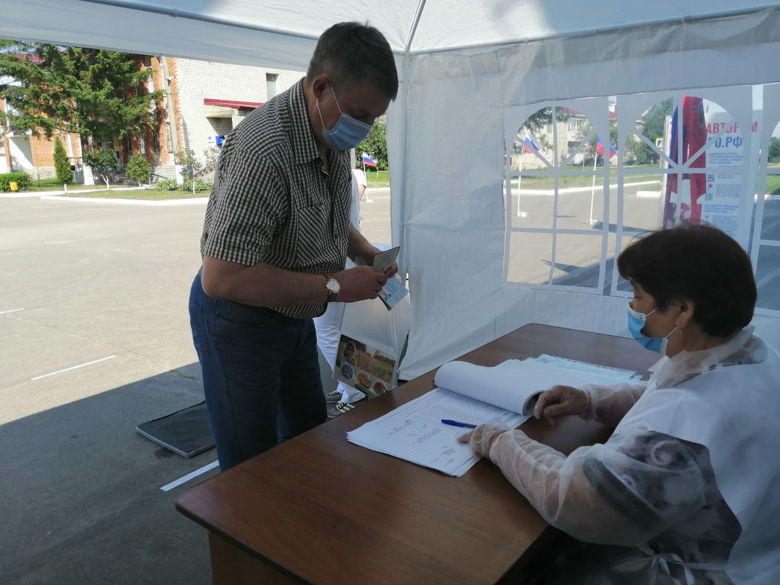 Губернатор Брянской области проголосовал по поправкам в Конституцию в родном селе