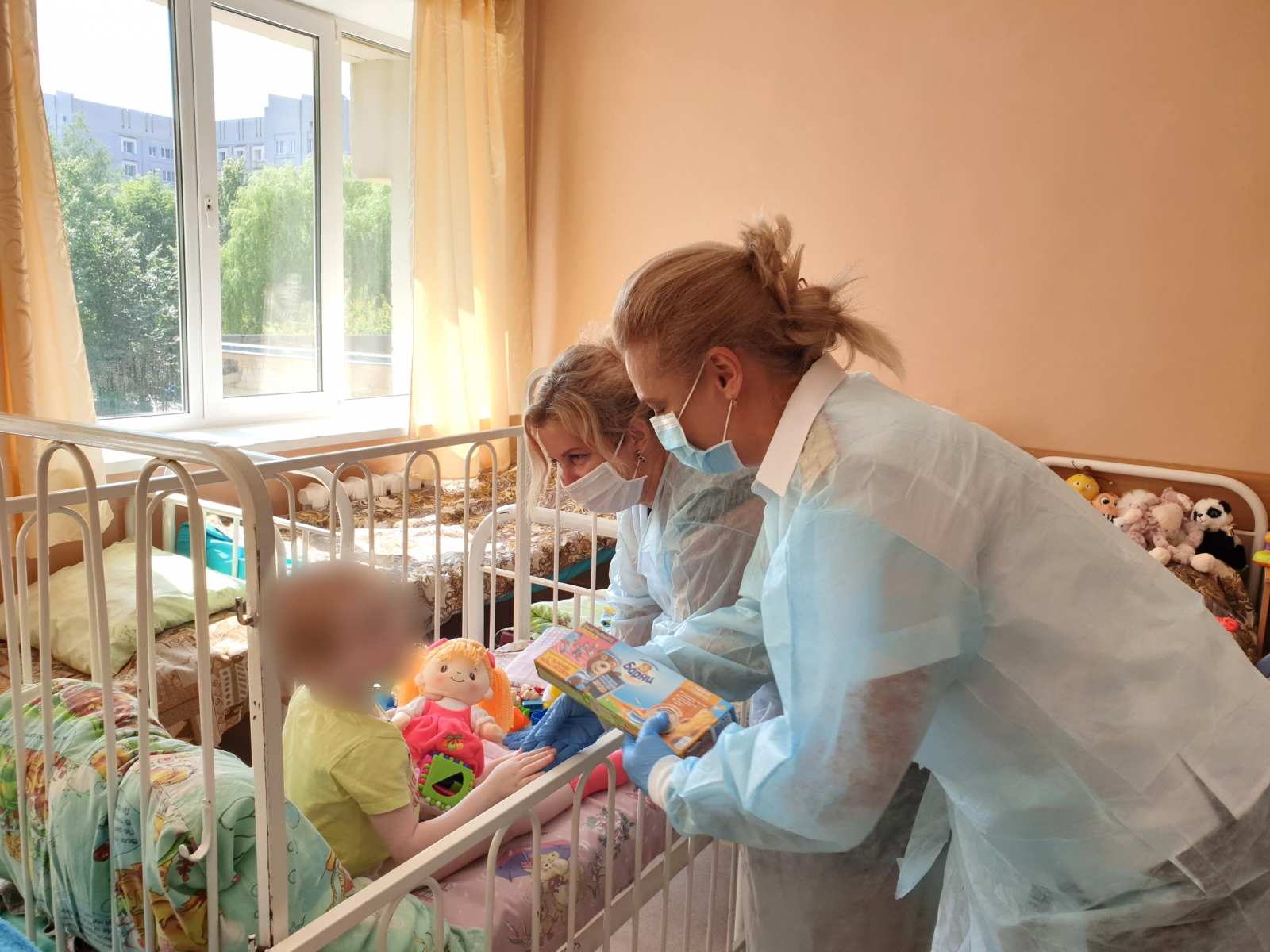 7-летнюю девочку из Брянска, изъятую из приемной семьи с истощением, отправляют на реабилитацию