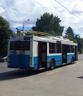 В брянском троллейбусе пенсионер получил перелом