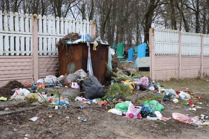 В Клинцах на погостах забыли о сборе мусора