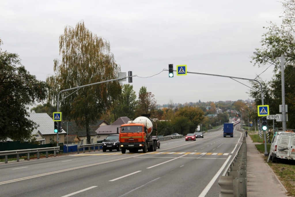 Аварийно-опасные участки брянской трассы оборудуют светофорами и ограждениями