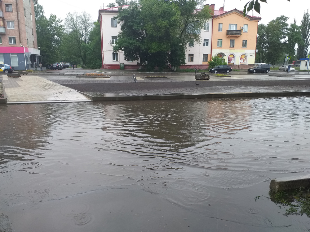 Улицы Брянска снова затоплены дождями, часть населенных пунктов остается без света