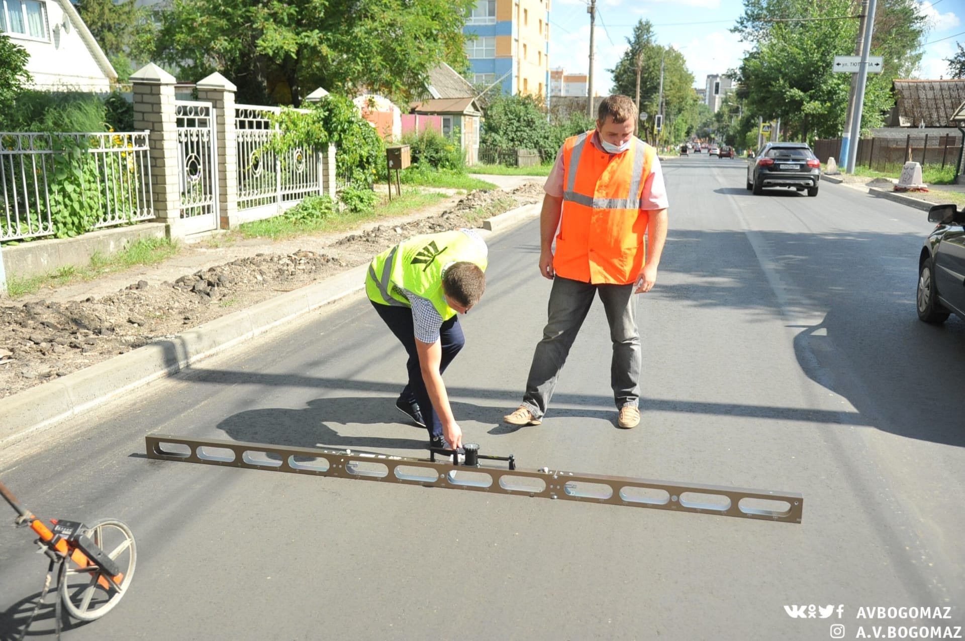 Работа в брянске свежие. Брак укладки асфальта. Богомаз благоустройство. Брянск работа дорожный рабочий. Работа дорожным рабочим в Брянске на2022 год.