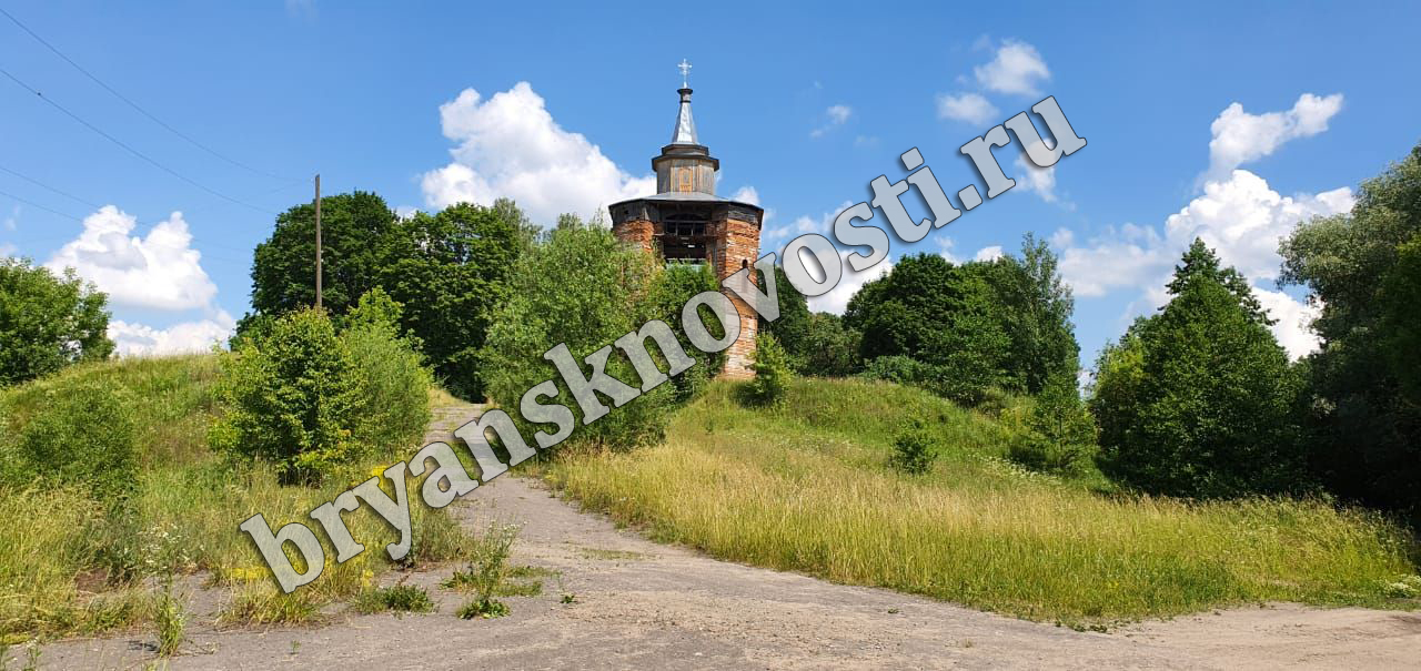 В Новозыбковском округе водонапорная башня в крупном селе дала течь
