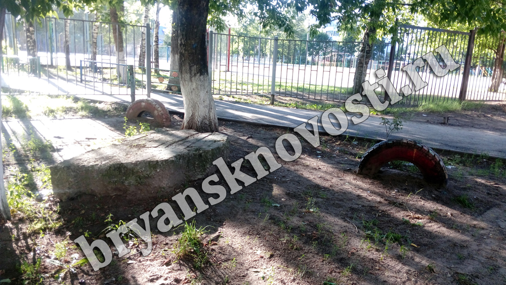 Чиновники от ЖКХ в Брянске не заметили бетонный блок во дворе