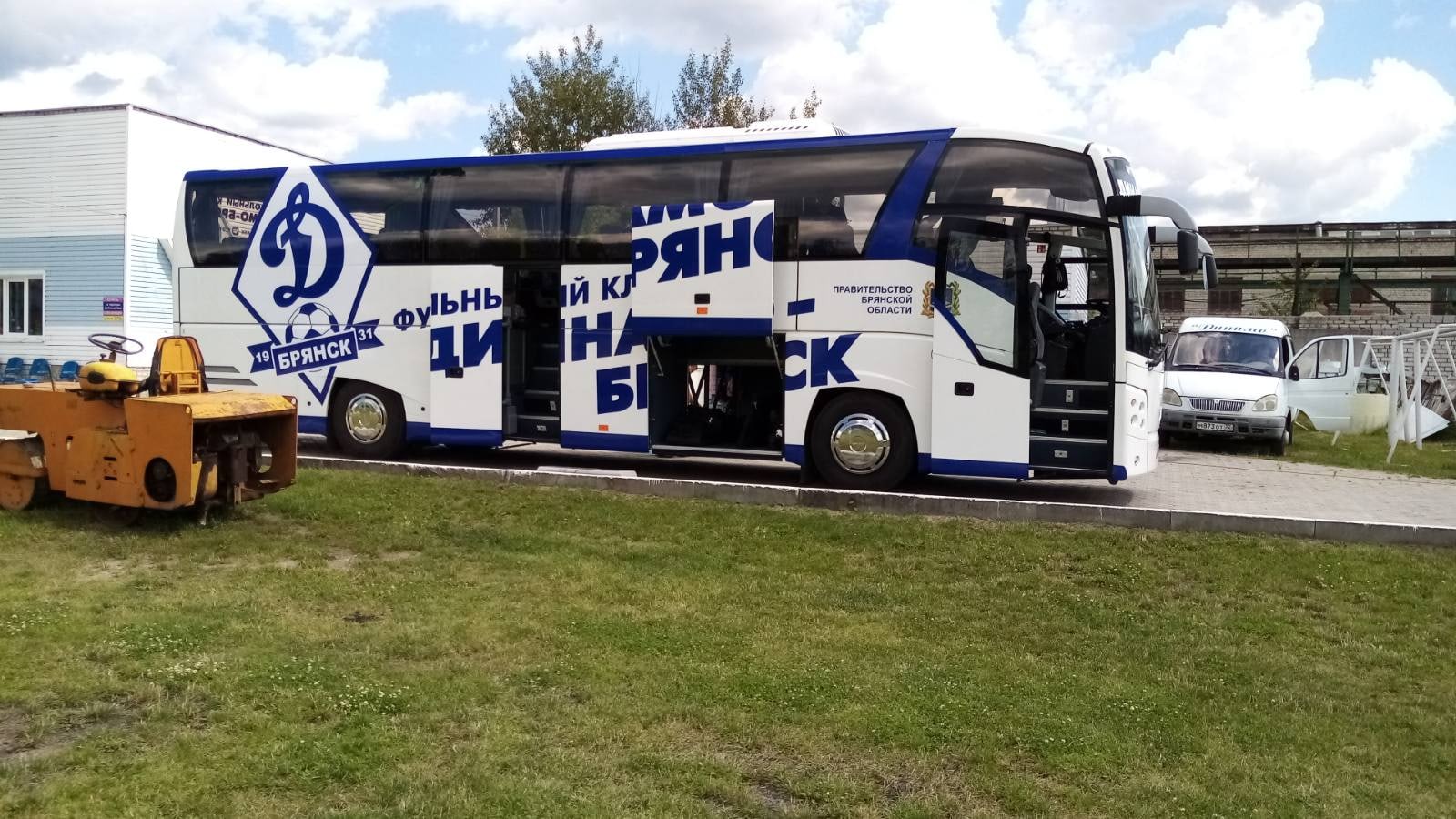 Клубный автобус брянского «Динамо» оформили «по минималке»