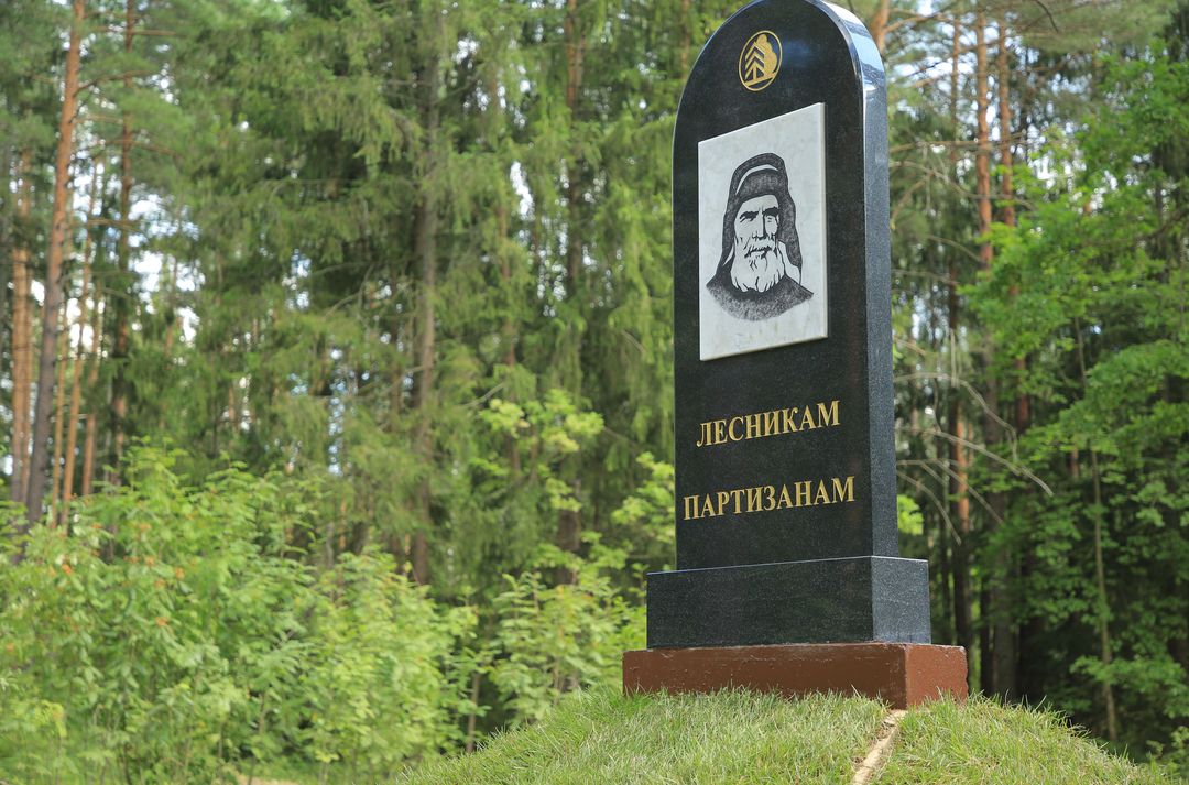 В Брянской области устанавливают первый в России памятник лесникам-партизанам