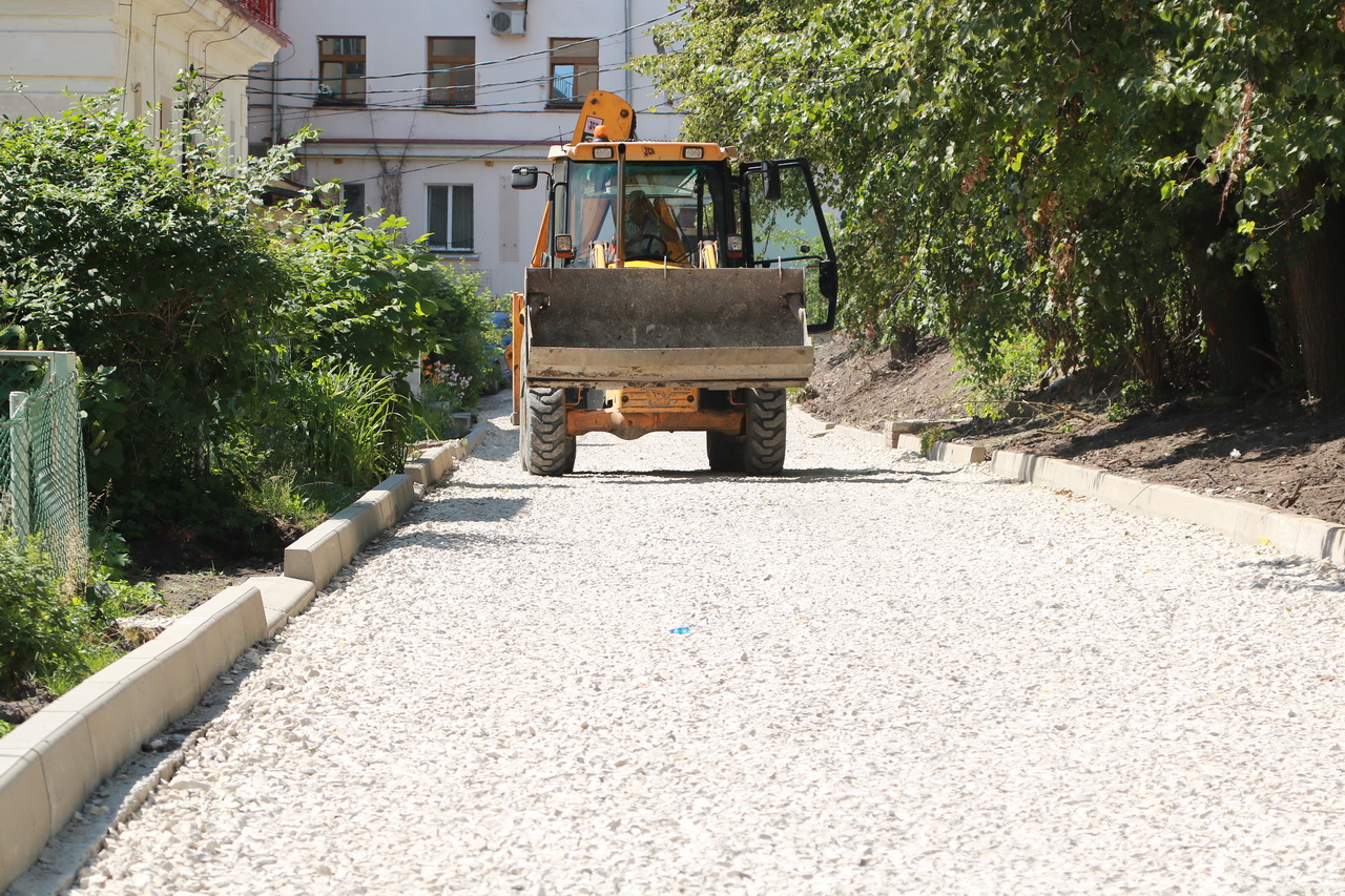 Во дворах по улице Калинина в Брянске строят новенькие тротуары