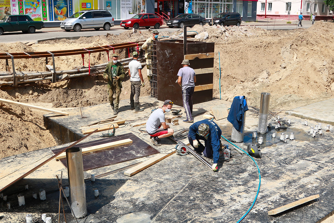 В сквере «Литий» готовят бетонное основание для нового фонтана