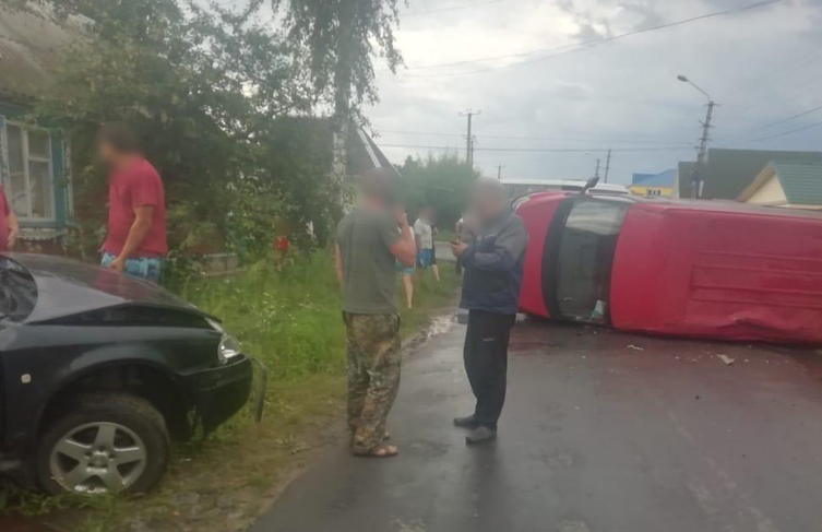 В Клинцах столкнулись три автомобиля. Пострадала 2-летняя девочка