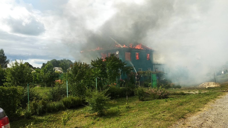В Навлинском районе сгорел большой дом